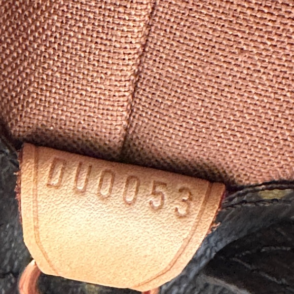 Louis Vuitton Cabas Mezzo Monogram Canvas - Picture 3 of 12